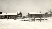 Französisches Dorf im Winter mit deutschen Soldaten und beschädigten Gebäuden