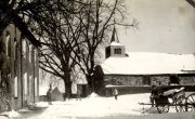 Winterliche Dorfszene mit Kirche und Soldaten in französischem Ort während des Ersten Weltkriegs