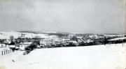 Winterlandschaft mit französischem Dorf während des Ersten Weltkriegs