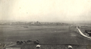 Blick über zerstörte Landschaft mit Straße und Ruinen im Hintergrund, Frankreich