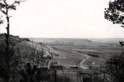 Landschaftsaufnahme mit Straße und Gebäuden in französischem Kriegsgebiet