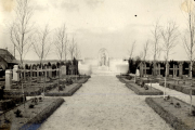 Soldatenfriedhof mit Denkmal und Holzkreuzen in Frankreich während des Ersten Weltkriegs
