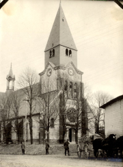 Dorfkirche in Frankreich mit deutschen Soldaten und Pferdefuhrwerk während des Ersten Weltkriegs
