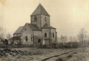 Kriegsbeschädigte Kirche mit romanischem Turm in französischem Dorf