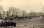 Deutsches Barakenlager mit Kirche im Hintergrund, Frankreich 1917