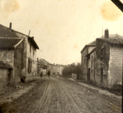Dorfstraße in französischem Ort während deutscher Besatzung im Ersten Weltkrieg