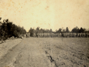 Soldatenfriedhof mit Holzkreuzen und Soldaten des Infanterie-Regiments 53 in Frankreich