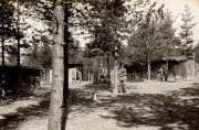 Deutsches Barakenlager im Wald mit Soldaten des Infanterie-Regiments 53