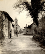 Französisches Dorf mit Kirche und deutschen Soldaten während des Ersten Weltkriegs