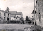 Dorfplatz in französischer Ortschaft während des Ersten Weltkriegs mit Kirche und Wohnhäusern