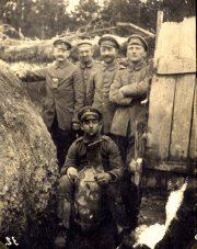 Deutsche Soldaten des Infanterie-Regiments 53 in befestigter Stellung in Frankreich