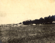 Barakenlager des Infanterie-Regiments 53 in französischer Landschaft