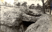 Deutscher Erdbunker mit Betondecke in zerstörter Landschaft, Frankreich 1917