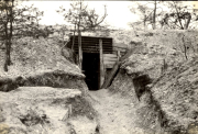 Erdbunker mit Holzverschalung in Schützengrabenstellung, Infanterie-Regiment 53