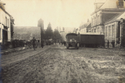 Deutscher Militärlastwagen auf dem Marktplatz eines französischen Ortes im Ersten Weltkrieg