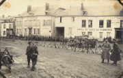 Deutsche Soldaten auf dem Marktplatz eines französischen Dorfes mit Hotel et Cafe du Commerce