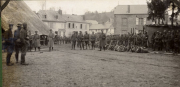 Deutsche Soldaten des Infanterie-Regiments 53 auf einem Dorfplatz in Frankreich