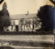 Französisches Wohnhaus mit Garten und Balkon während des Ersten Weltkriegs