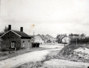 Französisches Dorf mit Kriegsschäden und Schützengräben im Ersten Weltkrieg