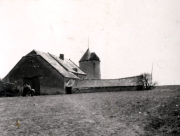Französischer Bauernhof mit Rundturm und Wirtschaftsgebäuden im Ersten Weltkrieg