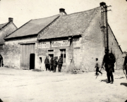 Deutsche Soldaten vor Gasthaus Montigny à Cour in französischem Dorf