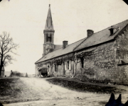Französisches Dorf mit Kirche und Steingebäuden während des Ersten Weltkriegs