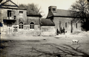 Deutsche Soldaten vor Dorfkirche und Wohnhaus in französischem Ort