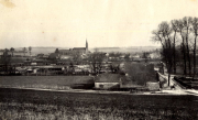 Blick auf französisches Dorf mit Kirche und militärischen Anlagen im Ersten Weltkrieg