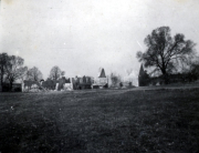 Zerstörtes französisches Dorf mit Kirchenruinen und Trümmern im Ersten Weltkrieg
