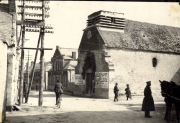 Marktplatz in französischem Dorf mit deutschen Soldaten und Ortskommandantur