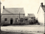 Dorfstraße mit Wohnhäusern in französischem Kriegsgebiet, Infanterie-Regiment 53