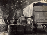 Deutsche Soldaten bei der Feldküche mit Transportwagen im Ersten Weltkrieg