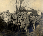 Deutsche Soldaten des Infanterie-Regiments 53 in Steinbunker-Stellung in Frankreich