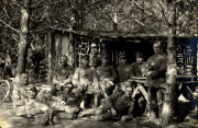Deutsche Soldaten des Infanterie-Regiments 53 vor getarnter Waldstellung in Frankreich