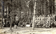 Gruppenfoto deutscher Soldaten des Infanterie-Regiments 53 in Waldstellung, Frankreich