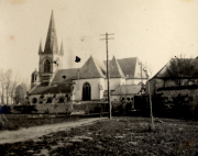 Dorfkirche mit gotischem Turm und Kriegsschäden in französischem Ort