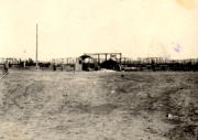 Deutsches Barakenlager mit Holzbaracken und Stacheldrahtumzäunung an der Westfront
