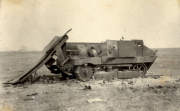 Zerstörter britischer Panzer Mark IV auf dem Schlachtfeld in Frankreich