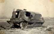 Zerstörter britischer Tank Mark IV auf dem Schlachtfeld in Frankreich