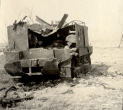 Zerstörter französischer Panzer mit deutscher Soldateninspektion an der Westfront