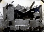 Zerstörter Panzer mit aufgerissener Panzerung und herausragenden Trümmerteilen