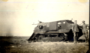 Deutsche Soldaten neben zerstörtem französischem Panzer im Ersten Weltkrieg