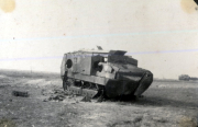 Zerstörter britischer Panzer auf dem Schlachtfeld in Frankreich