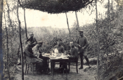Deutsche Soldaten bei Kaffeepause unter Tarnnetz in Waldstellung, Frankreich