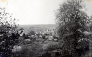 Blick auf französisches Dorf von erhöhter Position während des Ersten Weltkriegs