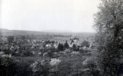 Blick auf französisches Dorf aus erhöhter Position während des Ersten Weltkriegs