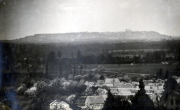 Blick über französisches Dorf mit bewaldeten Hügeln im Hintergrund