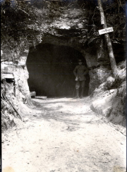 Deutscher Soldat in unterirdischem Bunker mit Holzabstützung an der Westfront