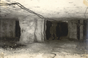 Unterirdischer Bunkerraum mit mehreren Kammern und Elektroinstallation