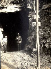 Felsenbunker mit deutschen Soldaten und Wegweisern an der Westfront